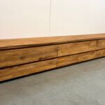 Modern tv-meubel gemaakt van massief teakhout