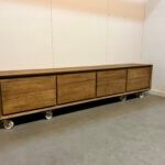 hangend tv meubel met rechte hoeken en ruwe afwerking