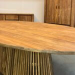 Grote ovale eettafel van teakhout