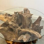 Close-up ronde salontafel teakhout met glasplaat