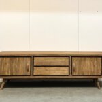 Tv-meubel gemaakt van teakhout uitgevoerd in de retro stijl