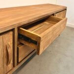 Close-up lade met geleider van het retro tv-meubel