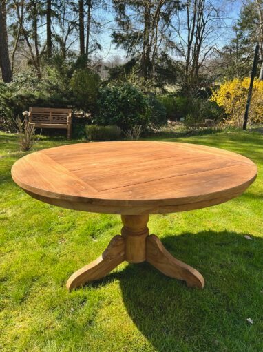 Ronde tuintafel gemaakt van teakhout