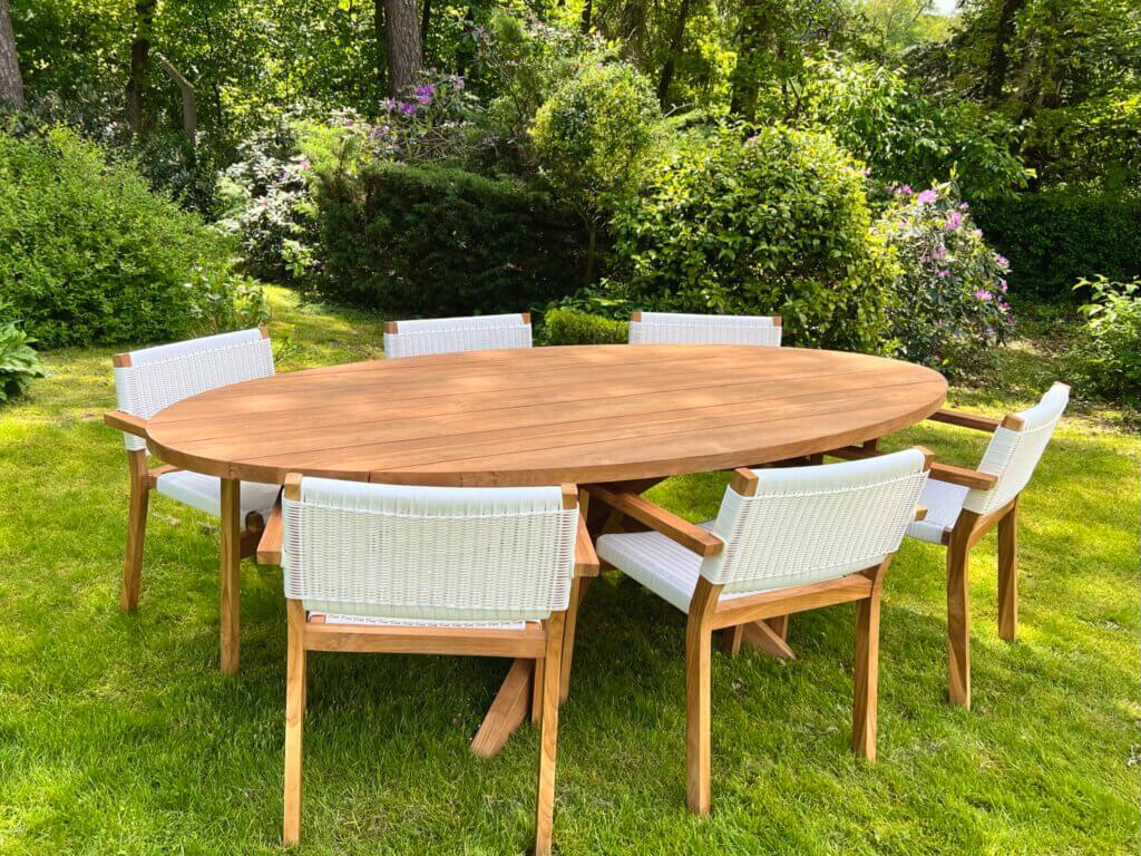 Prachtige set met een ovale tuintafel en 6 tuinstoelen met wicker