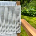 Close-up tuinstoel met witte wicker