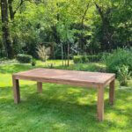 langwerpige tuintafel met 4 vierkanten poten. De tafel is gemaakt van teakhout