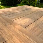 Close-up teaktafel voor in de tuin