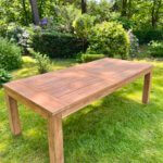 Tuintafel met 2 kopse latten. De tafel is gemaakt van teakhout.