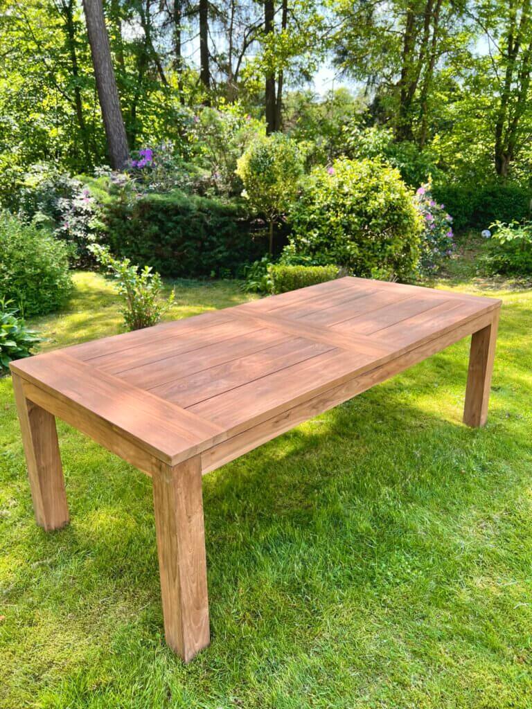 Tuintafel met 2 kopse latten. De tafel is gemaakt van teakhout.