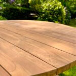 Close-up ronde tuintafel van indoteak
