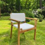 Tuinstoel met witte wicker, het frame is gemaakt van teakhout en de wicker is wit van kleur