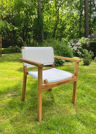 Tuinstoel met witte wicker, het frame is gemaakt van teakhout en de wicker is wit van kleur