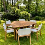 teakstoelen met witte wicker, gecombineerd met een driehoekige tuintafel van massief teakhout