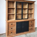 indoteak kast met stalen deuren en laden