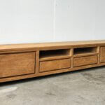 tv meubel gemaakt van hout met laden en deuren