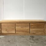 Massief houten tv-meubel met 6 greeploze laden