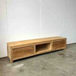 ondiep tv meubel gemaakt van teakhout