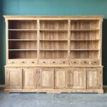 boekenkast met laden, deuren en schappen gemaakt van teakhout