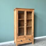 kast van teakhout met twee deuren en twee laden