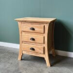 nachtkast van teakhout met 3 laden